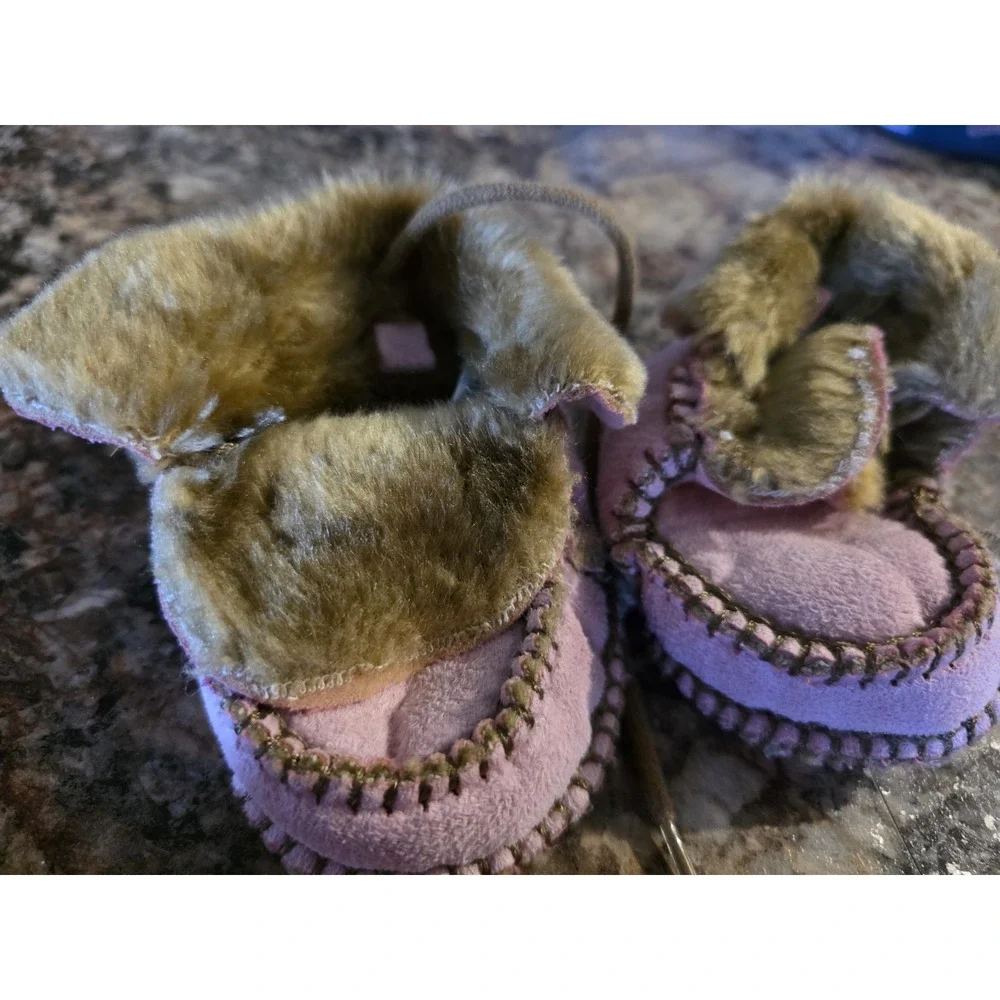 Mocosins. Baby girl shoes. Faux Fur on edges. Pink. Faux Fur inside shoe size